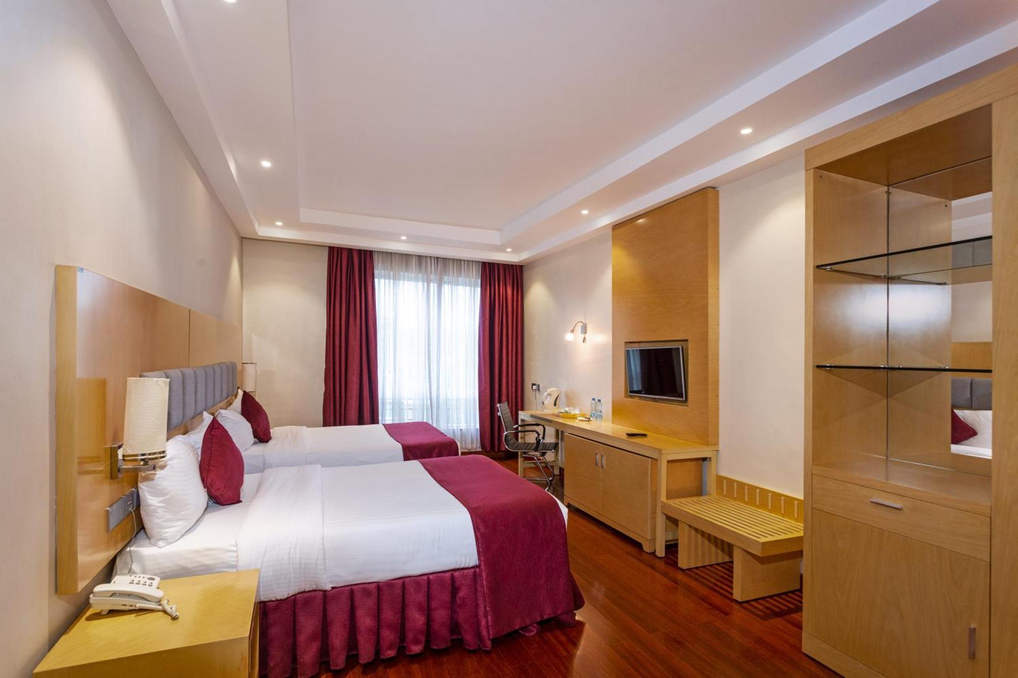 Three Steers Hotel Meru Экстерьер фото